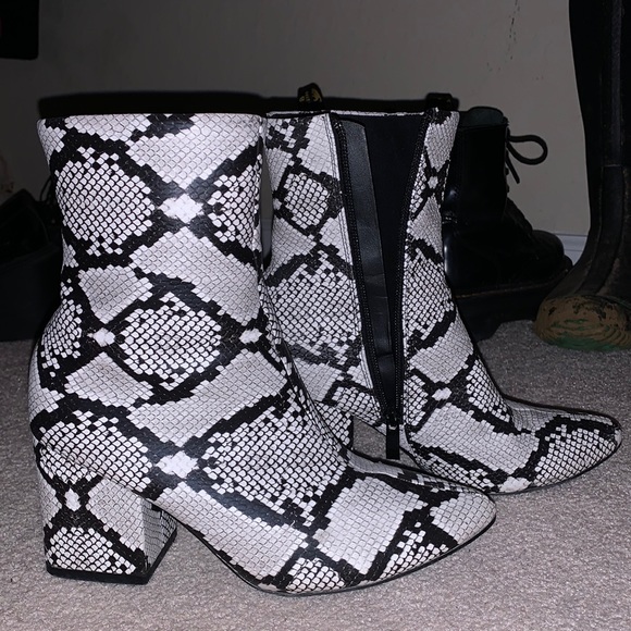 White fox boutique snake skin boots - Picture 1 of 4